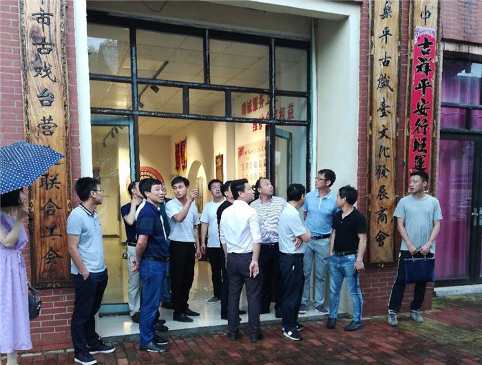 全县各校长,乐平中学曹晓泉陪同