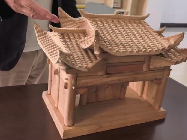 商会副会长叶海兵又捐赠一件作品到商会